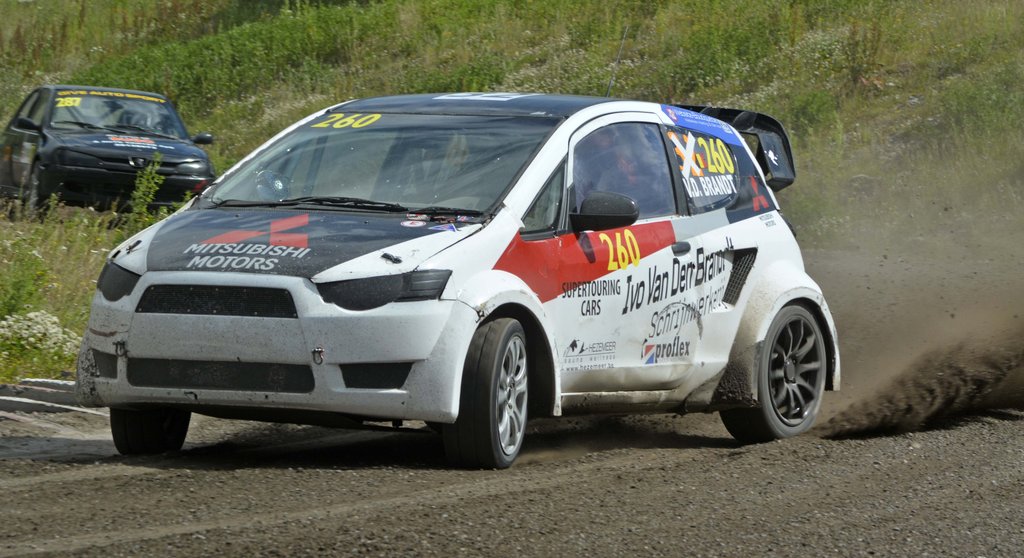 Belgieren Ivo Van Den Brandt giver fuld gas i sin Mitsubishi Colt